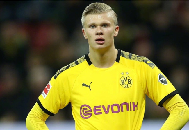 前锋单场双响，全场瞩目（前锋梅开二度，全场焦点）