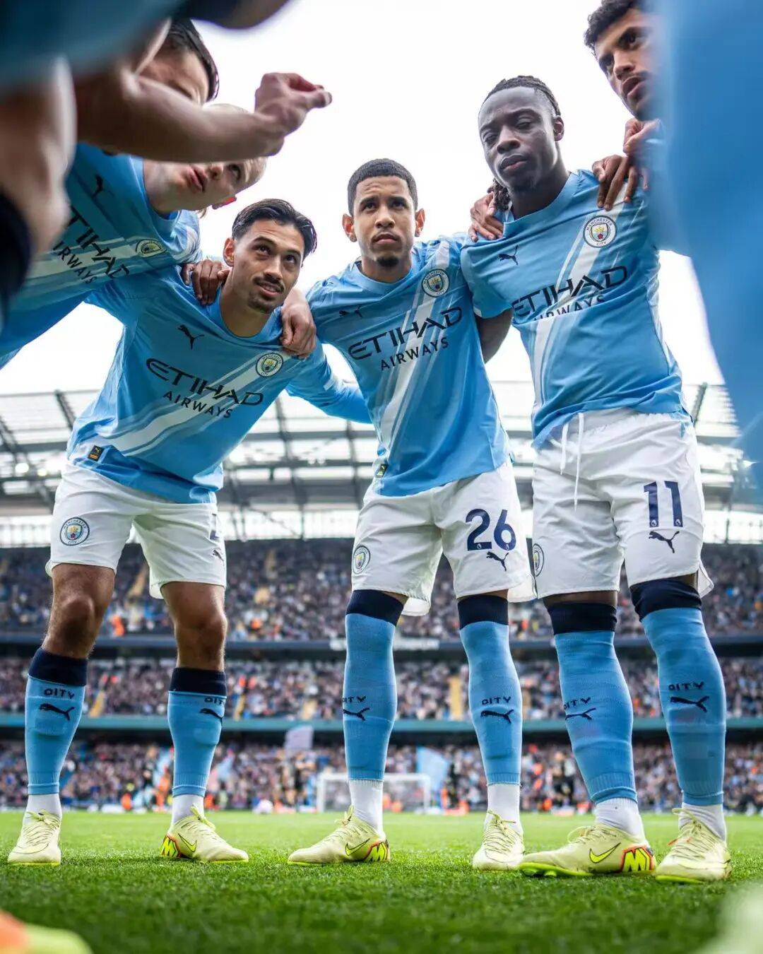 埃泽：丁丁是高水平足球思想家，这类球员是我自幼仰望的榜样（埃泽：丁丁是顶级足球智者，这样的球员是我从小崇拜的典范）