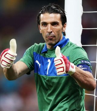 罗马诺：皇马想让TAA完全恢复身体状态，并对他保持信心（罗马诺：皇马盼TAA先完全康复，对其信心不变）