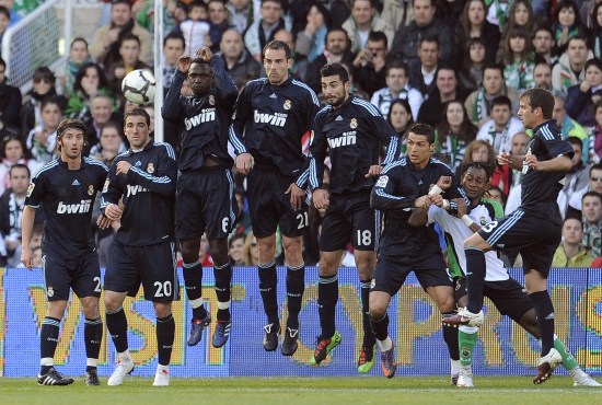 安东尼：梅西是我的偶像和标杆；拒绝拜仁还因我孩子喜欢西班牙（安东尼谈选择：把梅西当楷模；婉拒拜仁因孩子偏爱西班牙）