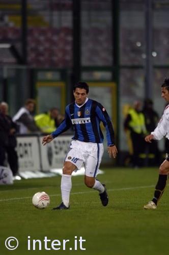 客场作战依然踢得从容（客场征战依旧从容不迫）